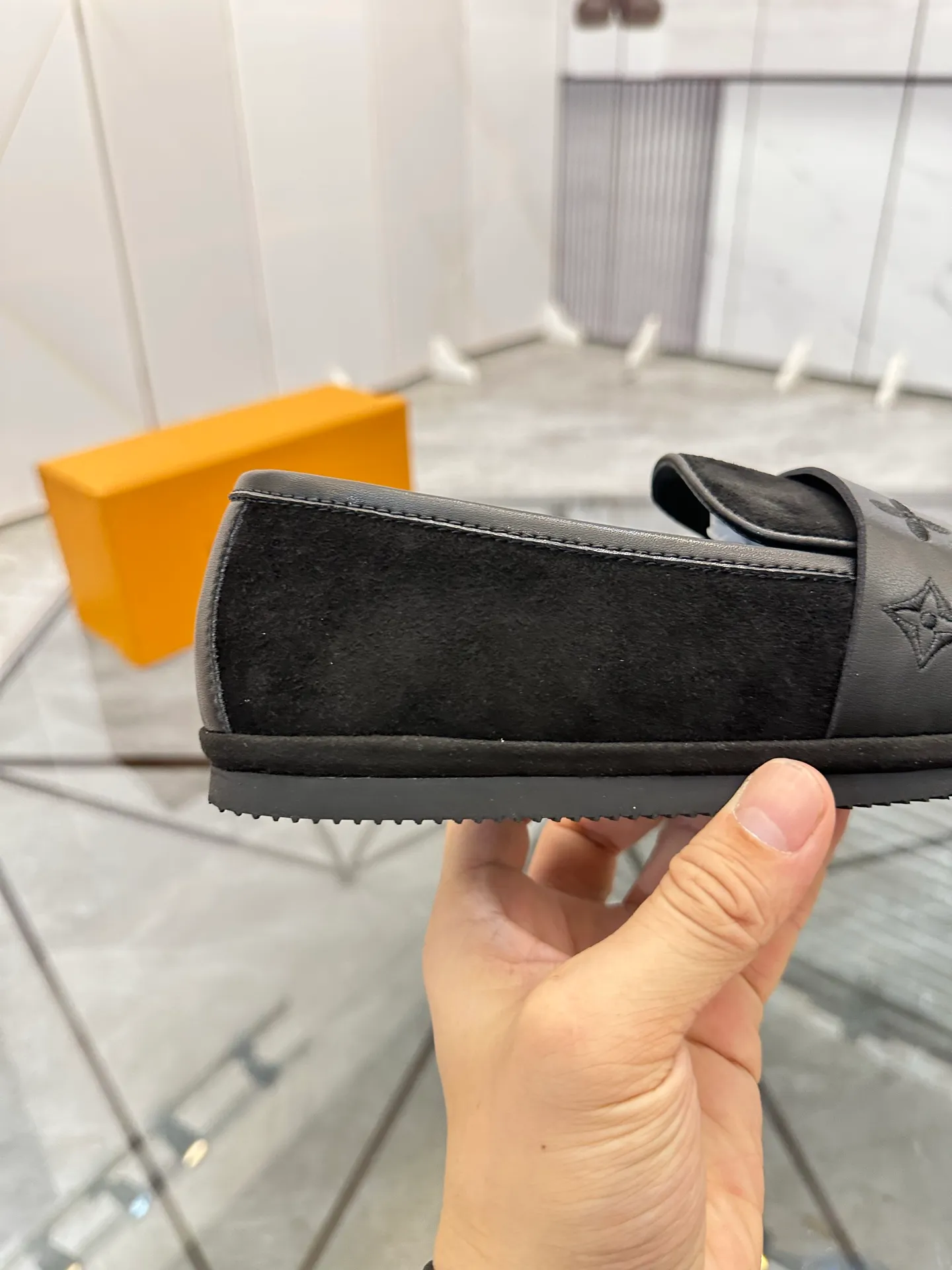 Selling men's shoes 💰: 💰P460¥ Product trademark: LV* "Louis Vuitton*" slip-on shoes, lazy shoes, regular size: 38-44. (can be customized to 45.) Product materials: imported first-layer nubuck leather upper, water-dyed cowhide lining, original outsole. No.: D301